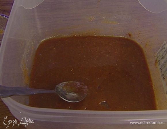 Приготовить маринад: гвоздику, чили и бадьян растереть в ступке, добавить корицу, мускатный орех, мед, сливовое вино и соевый соус, все перемешать.