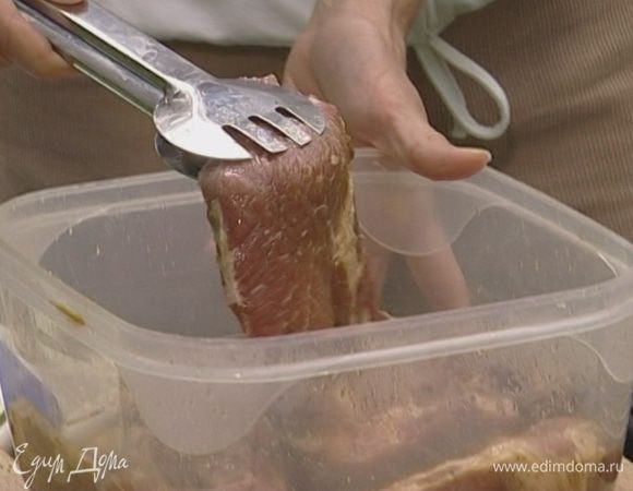 Опустить кусочки свинины в маринад так, чтобы они были покрыты со всех сторон, затянуть посуду со свининой пленкой и поставить на час в холодильник.