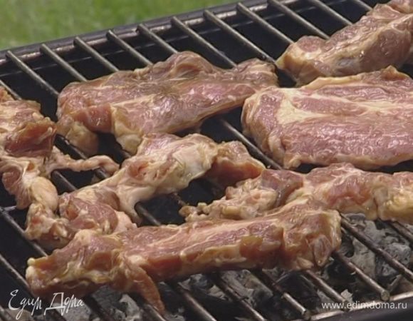 Жарить на открытом гриле или сковороде-гриль по 3–4 минуты на каждой стороне.