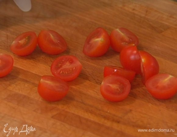 Помидоры черри вымыть и разрезать пополам.