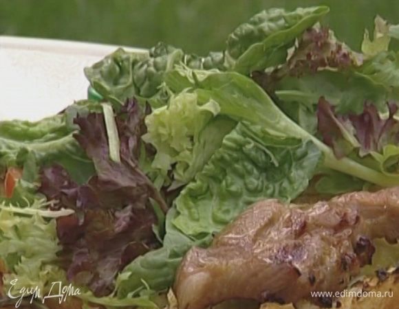 Салат промыть, просушить и крупно нарезать или порвать руками.