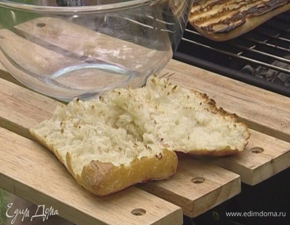 Каждую чиабатту разрезать вдоль на две части и поджарить на гриле с обеих сторон.