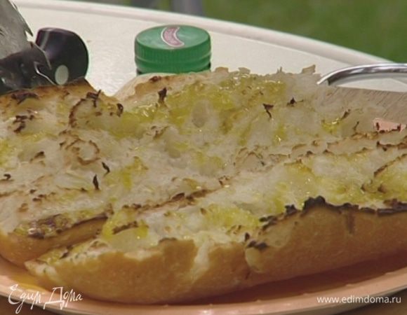 Сбрызнуть хлеб оливковым маслом.