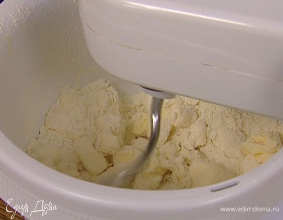 Муку просеять, добавить 1/2 ч. ложки сахара, кубики масла и 2 ст. ложки ледяной воды. Взбивать в блендере насадкой для теста на медленной скорости, затем влить еще 2 ст. ложки ледяной воды и увеличить скорость.