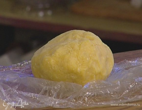 Когда масса станет более или менее однородной, вымесить тесто руками (долго вымешивать не надо). Завернуть в пленку и положить минимум на час в холодильник.