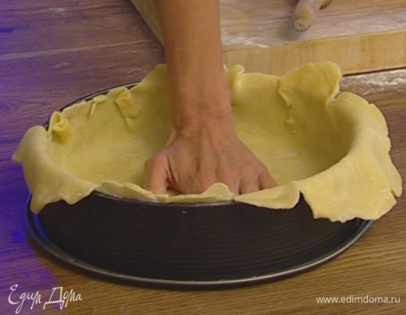 Смазать маслом разъемную форму и уложить в нее тесто так, чтобы получились высокие бортики.