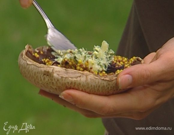 Шляпки грибов смазать горчицей и начинить маслом с петрушкой.