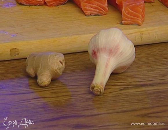 Чеснок разделить на зубчики, почистить и раздавить плоской стороной ножа.