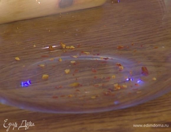 Перец чили измельчить.