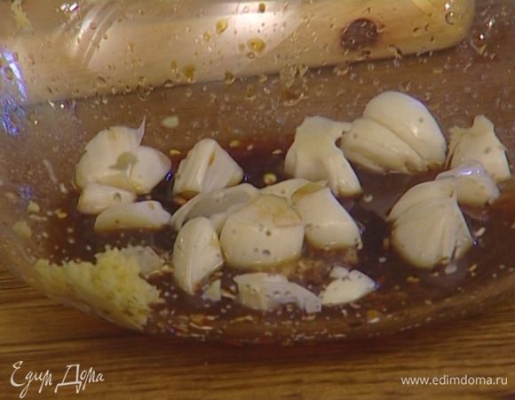 Приготовить маринад: чеснок, чили и имбирь выложить в пластиковый контейнер, добавить рисовый уксус, соевый соус, сок лайма и сахар, все перемешать.