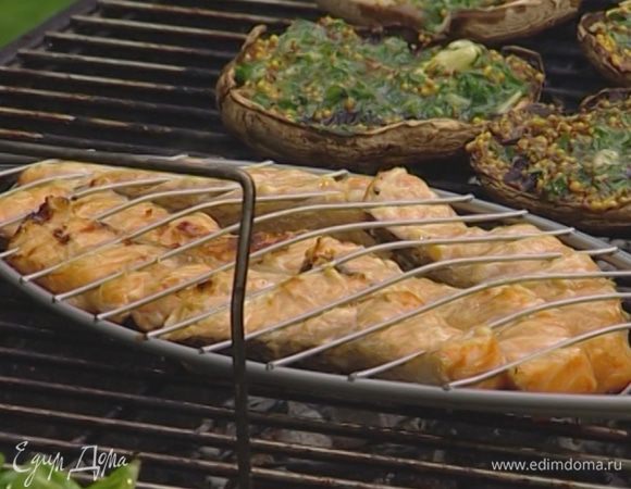 Замаринованную семгу жарить на гриле по 3–4 минуты на каждой стороне.