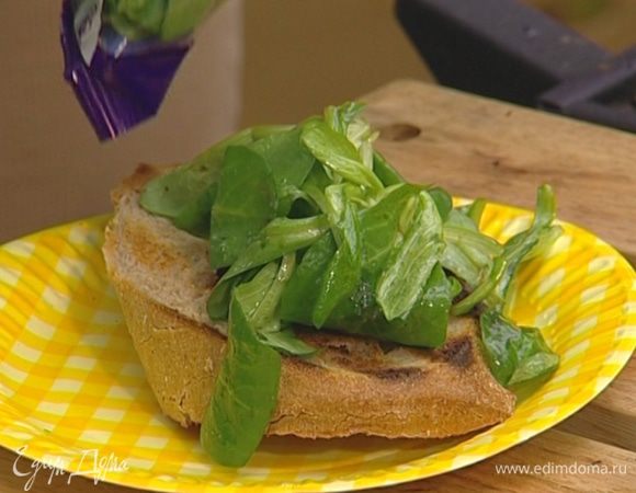 Листья салата заправить оливковым маслом, бальзамическим уксусом, посолить и поперчить.