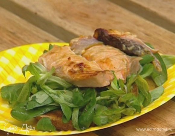 Положить на хлеб немного салата, а сверху — кусочек семги.