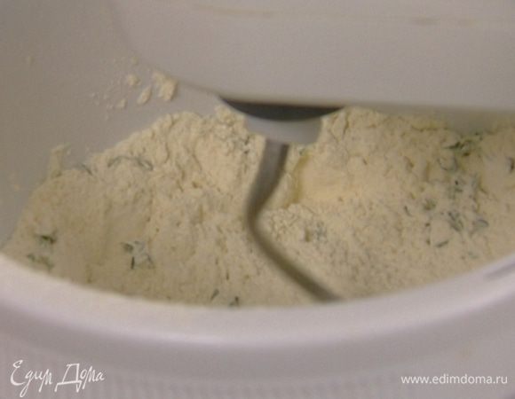 Приготовить тесто: муку вместе с разрыхлителем просеять в чашу комбайна, добавить 2 ст. ложки с горкой сахара, соль, листья тимьяна и перемешать все на маленькой скорости. 