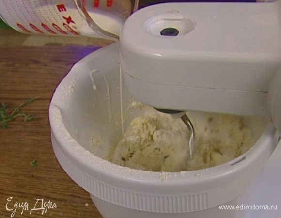 Немного увеличив скорость комбайна, тонкой струйкой добавлять 33%-ные сливки, затем влить молоко и еще увеличить скорость. 