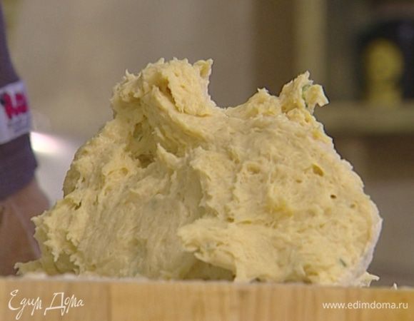 Когда тесто станет однородным, выложить его на доску, присыпанную мукой, и вымесить руками.