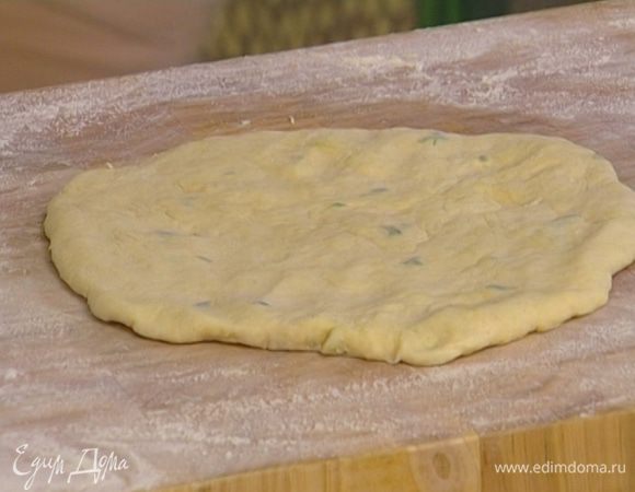 Раскатать тесто в пласт толщиной примерно 1 см.
