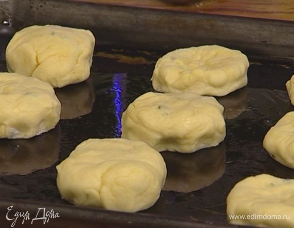 Уложить булочки на смазанный растительным маслом противень, прижать слегка ладонью и выпекать в разогретой духовке 15–20 минут. 