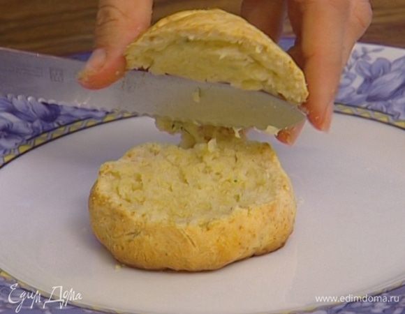 Разрезать готовые булочки горизонтально пополам.
 
