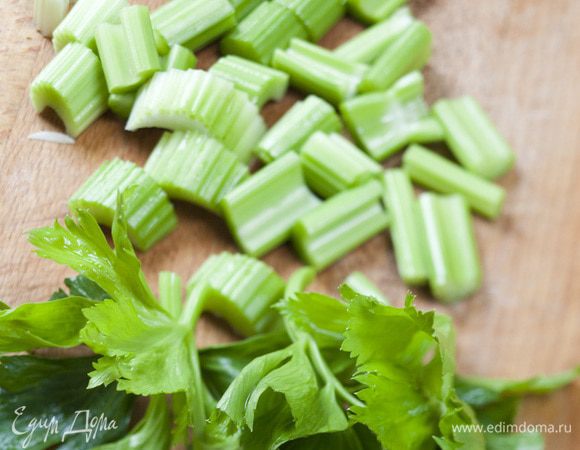 Сельдерей порезать довольно крупно.