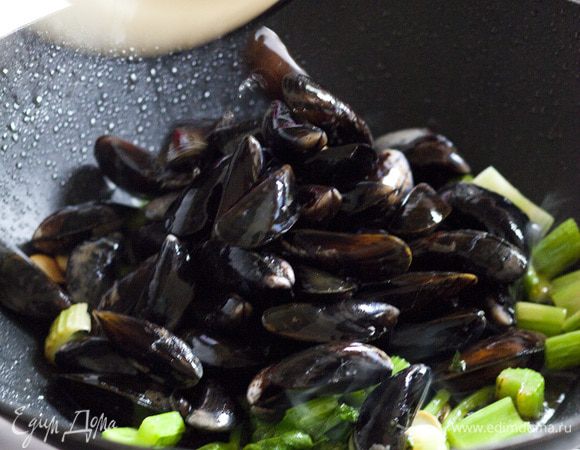 Когда вино немного выпарится, добавить мидии, 1–2 половника горячей воды и соевый соус. Готовить до тех пор, пока все мидии не раскроются — это значит, что они готовы.