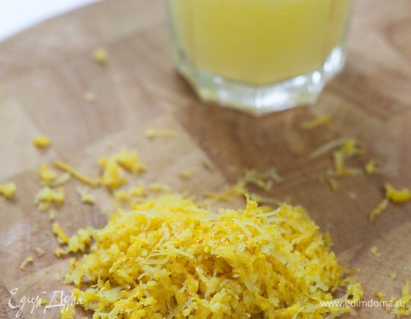 Цедру 1 лимона натереть на мелкой терке.