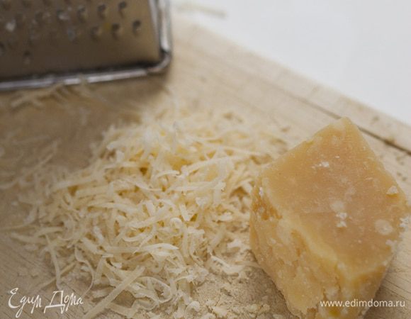 Пармезан натереть на мелкой терке.