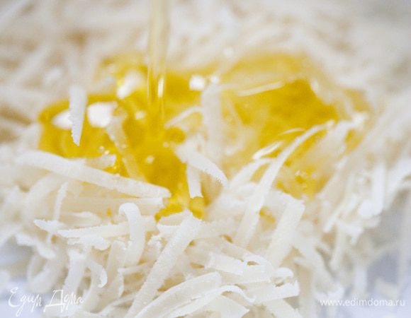 Часть натертого пармезана отложить, в оставшийся постепенно добавлять оливковое масло и лимонный сок и вымешать все до состояния густого соуса, похожего на майонез.