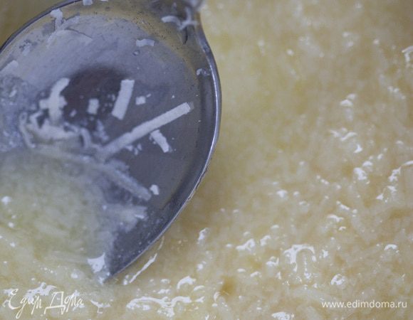 Заправить макароны соусом (его понадобится примерно треть), добавить измельченный базилик, все перемешать.