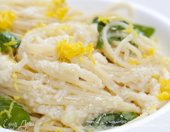 Выложить спагетти на тарелки, присыпать цедрой лимона, оставшимся пармезаном и листьями базилика. Подавать тут же с оставшимся соусом.