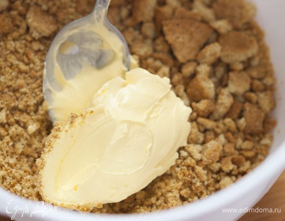 Добавить 60 г предварительно размягченного сливочного масла и тщательно перемешать его с крошками.