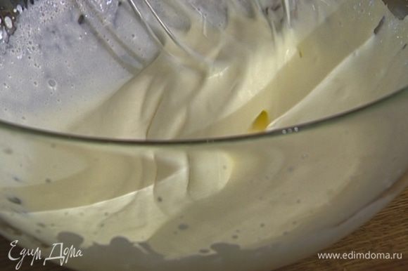 Приготовить крем: желток взбить с сахаром, соединить с маскарпоне, добавить ванильный экстракт и все перемешать.