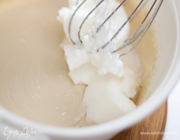 Белок взбить в крепкую пену и перемешать с ванильным кремом.