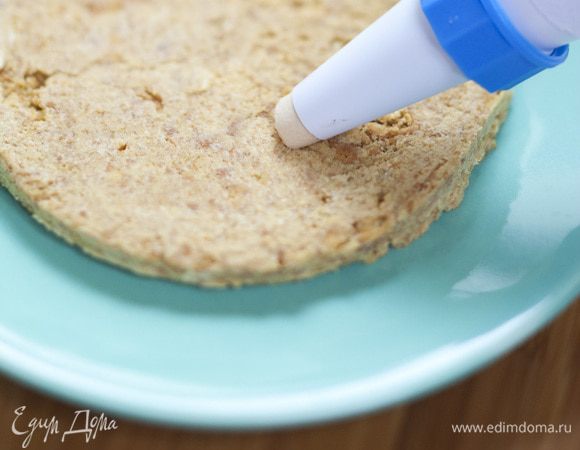 Выложить крем на тесто с помощью кулинарного шприца и поставить на некоторое время в холодильник.