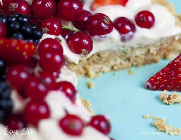 Вынуть пирог из формы и уложить сверху на крем как можно больше ягод.