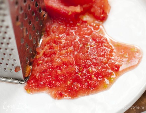 Помидоры натереть на терке, так чтобы кожица осталась в руке — она не нужна.