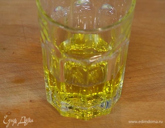 Добавить оливковое масло, уксус, перец чили и соль, все перемешать.