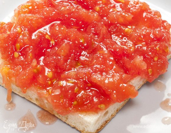 Хлеб выложить в один слой на большое блюдо и полить соусом из помидоров так, чтобы вся поверхность пропиталась соком. Если хочется, сбрызнуть оливковым маслом.