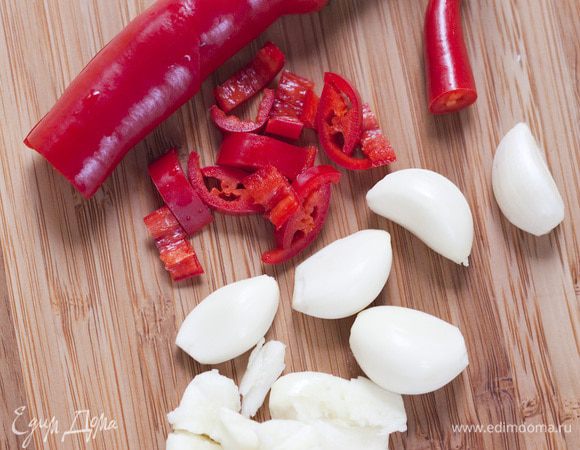 Перец чили нарезать небольшими кусочками, предварительно удалив семена из одного стручка (если боитесь острого — удаляйте из обоих).


