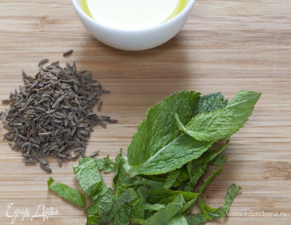 Листья мяты мелко порубить. 