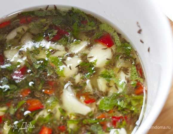 Приготовить маринад, соединив оливковое масло, лимонный сок, мяту, перец чили, чеснок и тмин. 