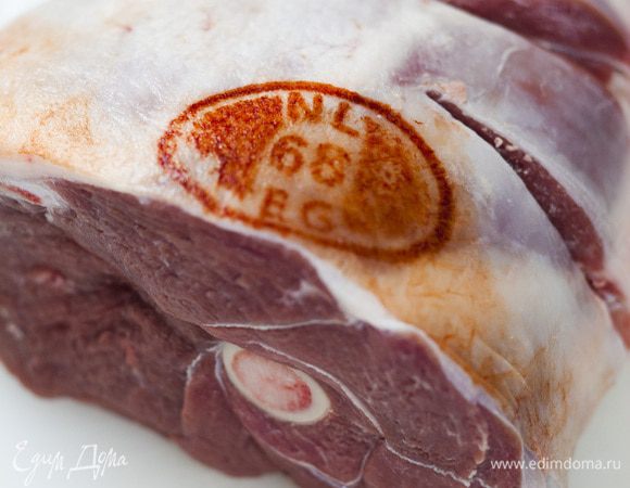 В баранине сделать глубокие надрезы вдоль кости и небольшие надрезы на мясе. 