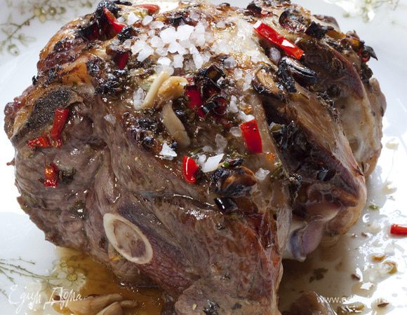 Запекать около полутора-двух часов в разогретой духовке. 
Подавать, присыпав крупной морской солью. 
