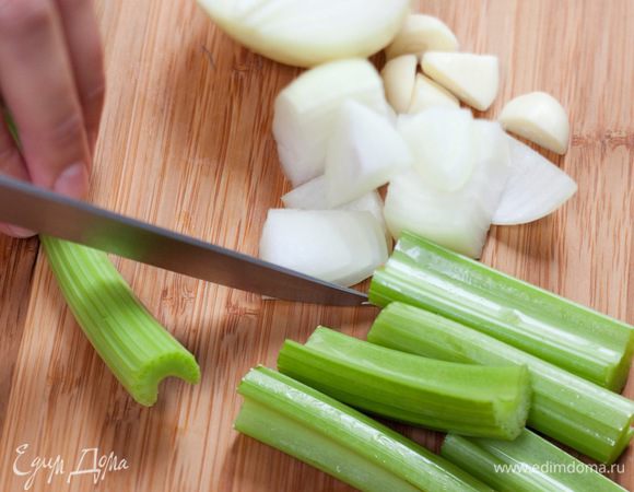 Сельдерей разрезать на несколько частей.