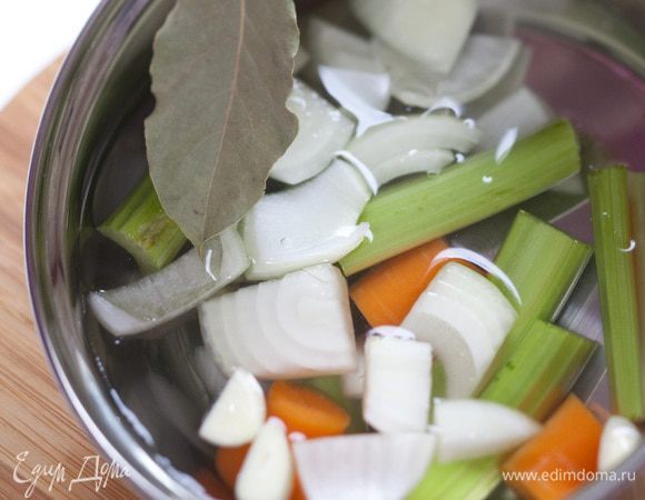 Залить подготовленные овощи 1 1/5 л воды, добавить соль, перец и лавровый лист и сварить бульон. Готовый бульон процедить.