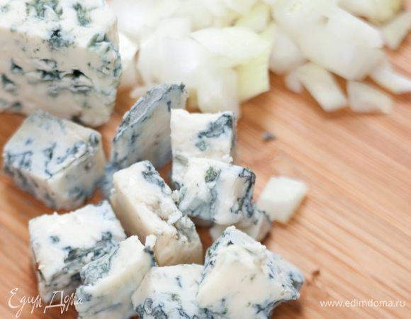 Сыр нарезать кубиками.