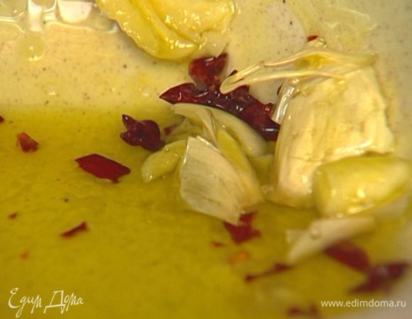 Приготовить маринад, соединив оливковое масло, перец чили (или сладкую паприку), листья тимьяна, чеснок и соль.