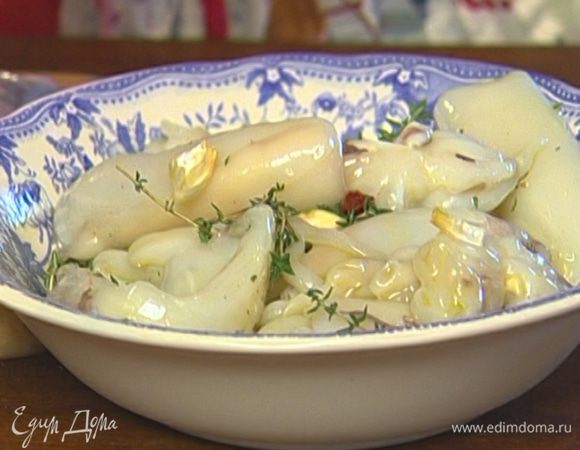 Кальмаров поместить в маринад, так чтобы они были покрыты со всех сторон, и оставить минимум на 30 минут.