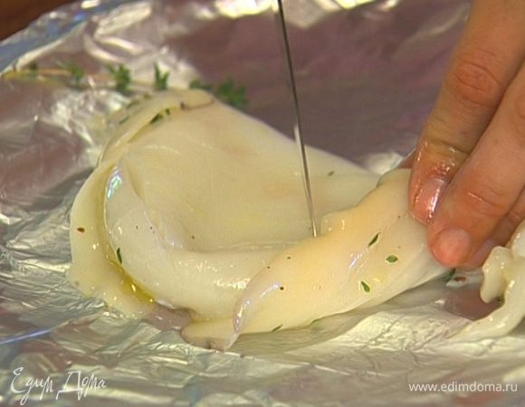 Очень острым ножом сделать на тушке каждого кальмара надрезы вдоль и поперек, чтобы получились клеточки.