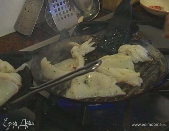 Жарить кальмаров на разогретой сковороде-гриль по 1–2 минуты с каждой стороны.